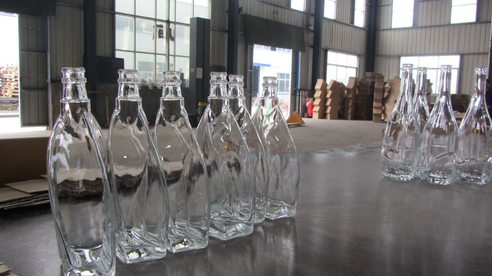 कॉर्क टॉपसह 700 मिली गोल ब्रँडी व्हिस्की काचेची बाटली (1)